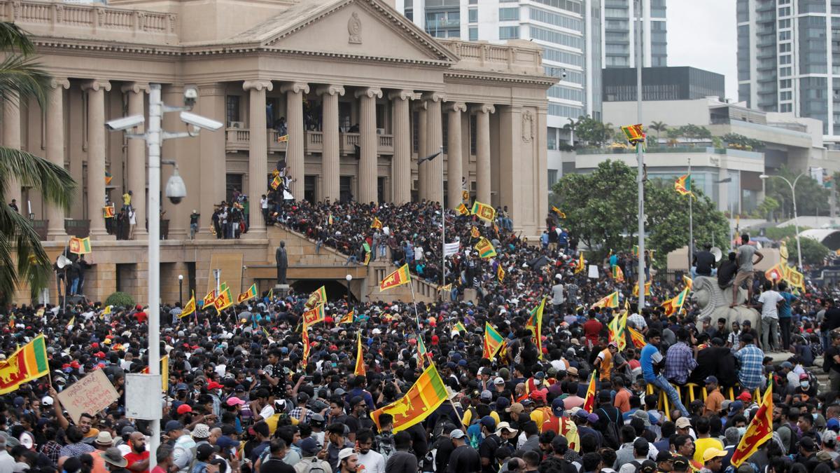 Manifestantes celebran tras la huida del presidente Gotabaya Rajapaksa.