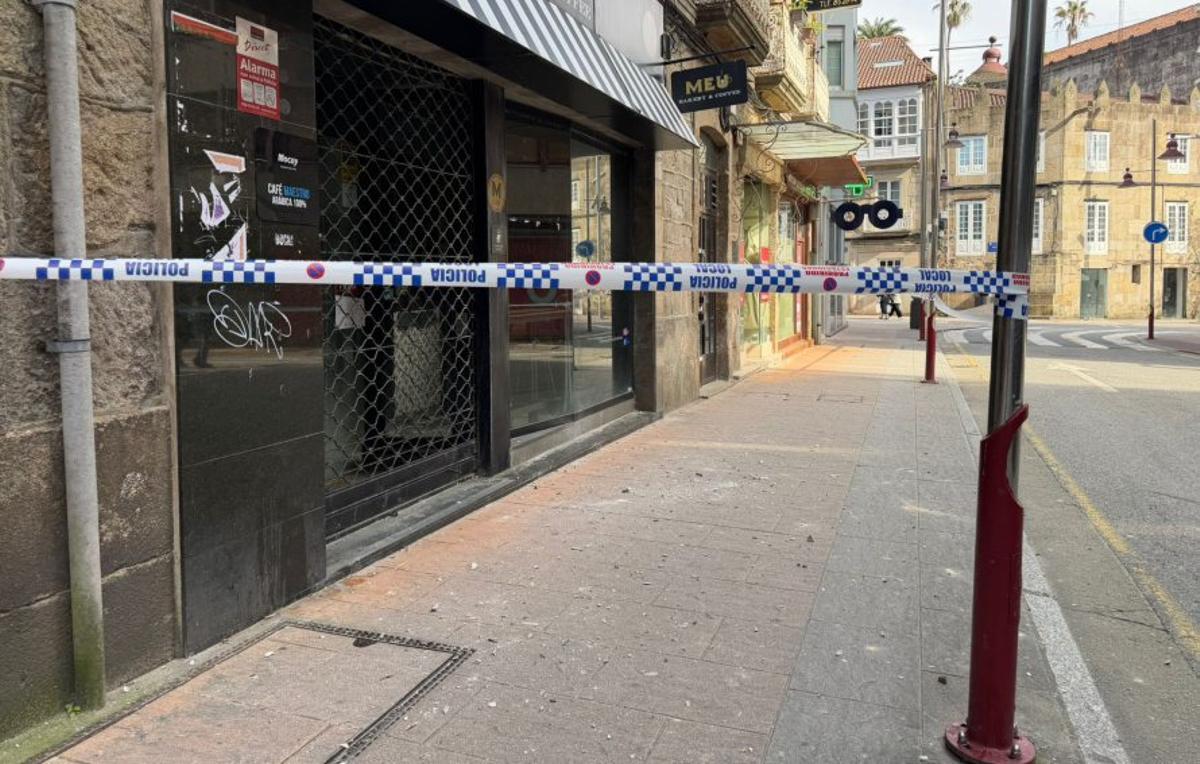 Caen cascotes del edificio calcinado en la calle Riestra.