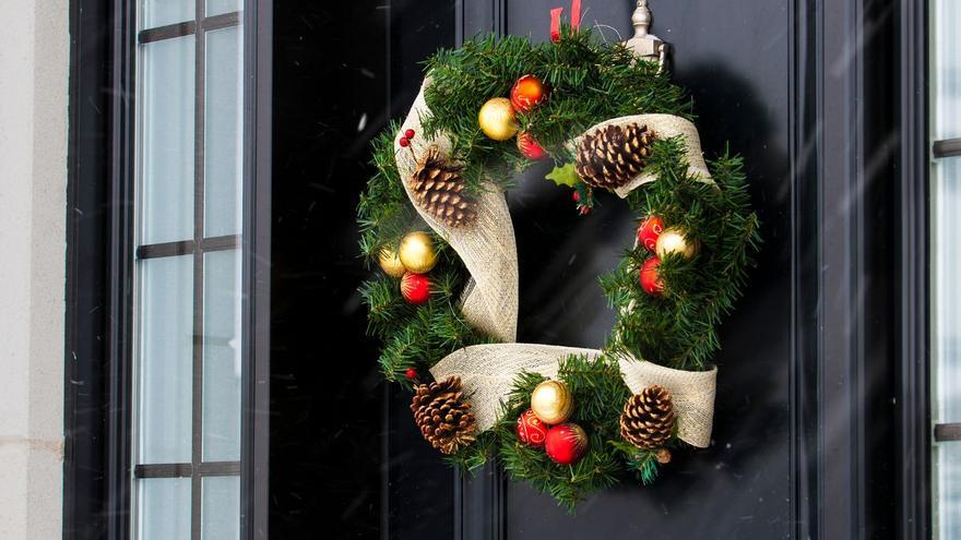 Decoración de puertas en Navidad: cómo hacer una corona con poco presupuesto