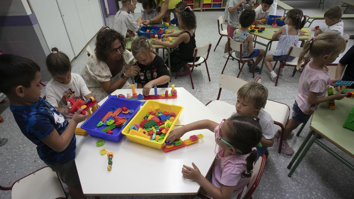 Valencia. Inicio del curso escolar, CEIP El Grau. Alumnos en clase. Archivo