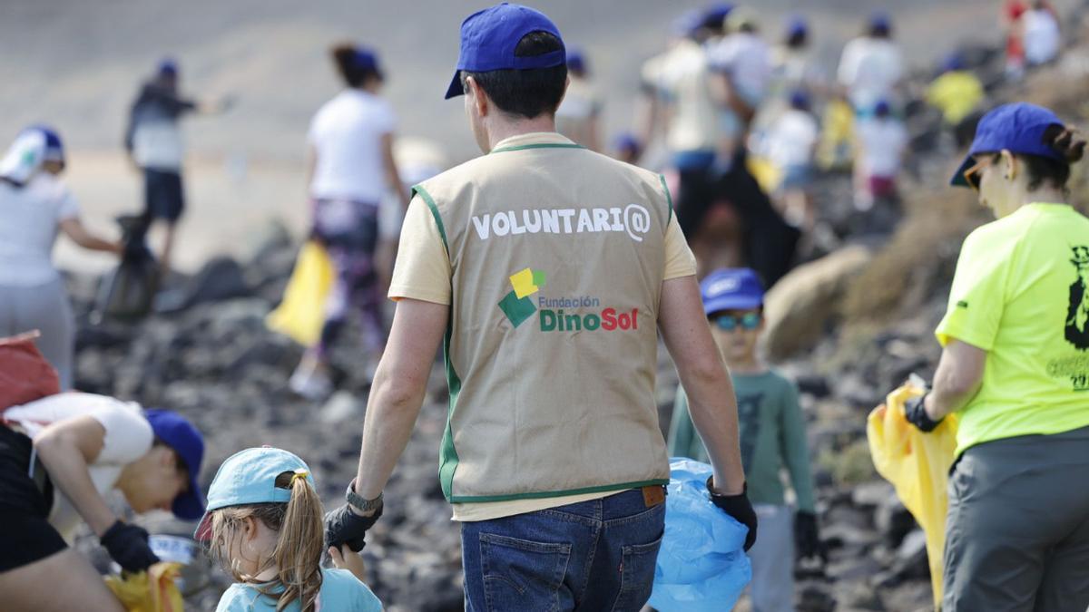 Acción de limpieza de playa a cargo de los voluntarios de la Fundación DinoSol.