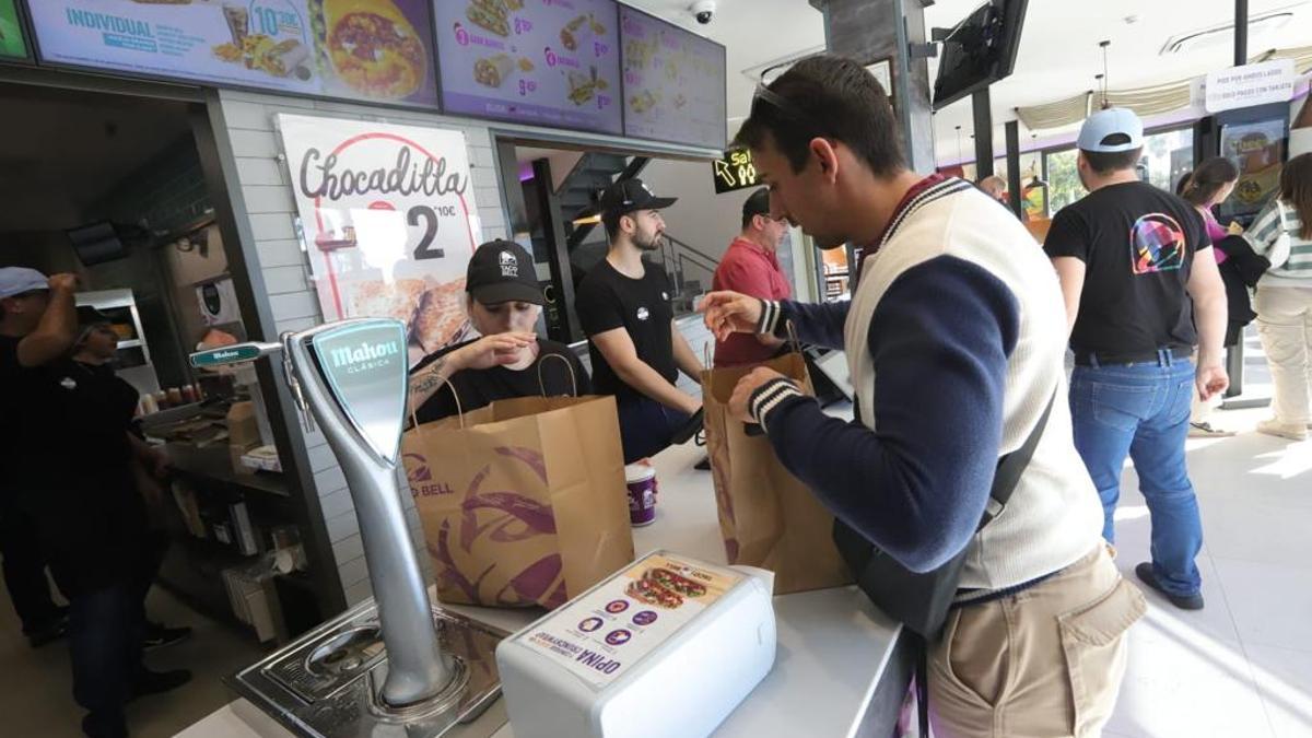 El nuevo Taco Bell del Brillante ya ha abierto sus puertas. El local se ha levantado en el lugar que ocupaba la Boutipán.