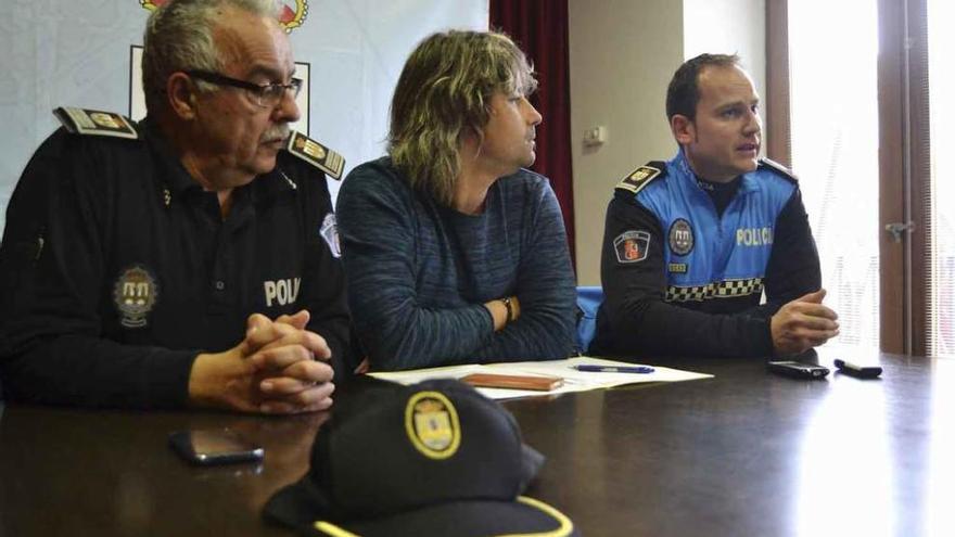 El jefe de la Policía Local y el concejal presentan al nuevo coordinador de Educación Vial (derecha).