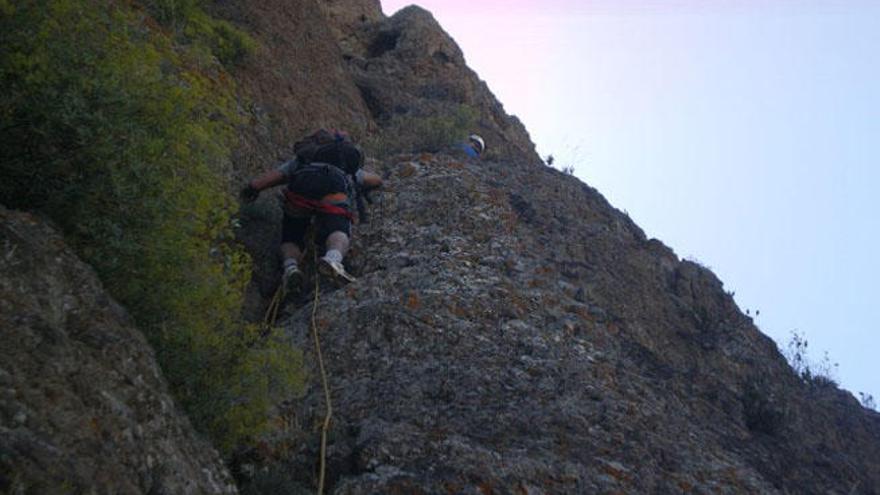 Escaladores en una de las vías hacia la cumbre del Bentayga.