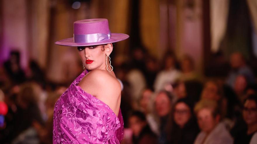 Desfile solidario de Alcer Córdoba en el Círculo de la Amistad