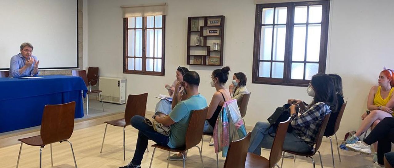 Un momento de la reunión entre el alcalde y los padres. | // FDV