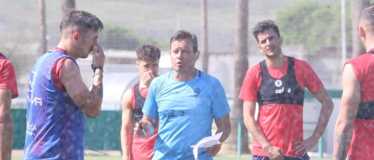 Manuel Mosquera, en el entrenamiento del Córdoba CF en la Ciudad Deportiva, este miércoles.