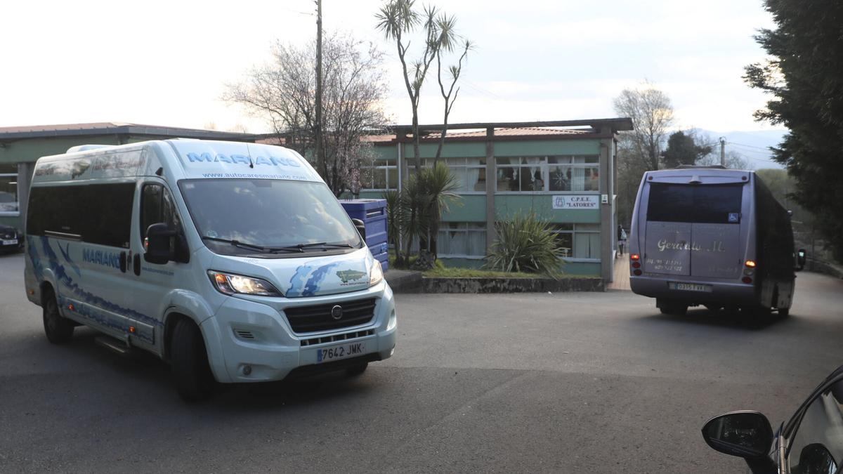 Autobuses en el colegio de Latores.