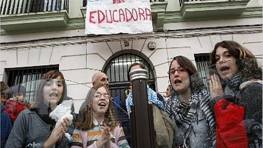 El colegio Santa Teresa exige  su educadora