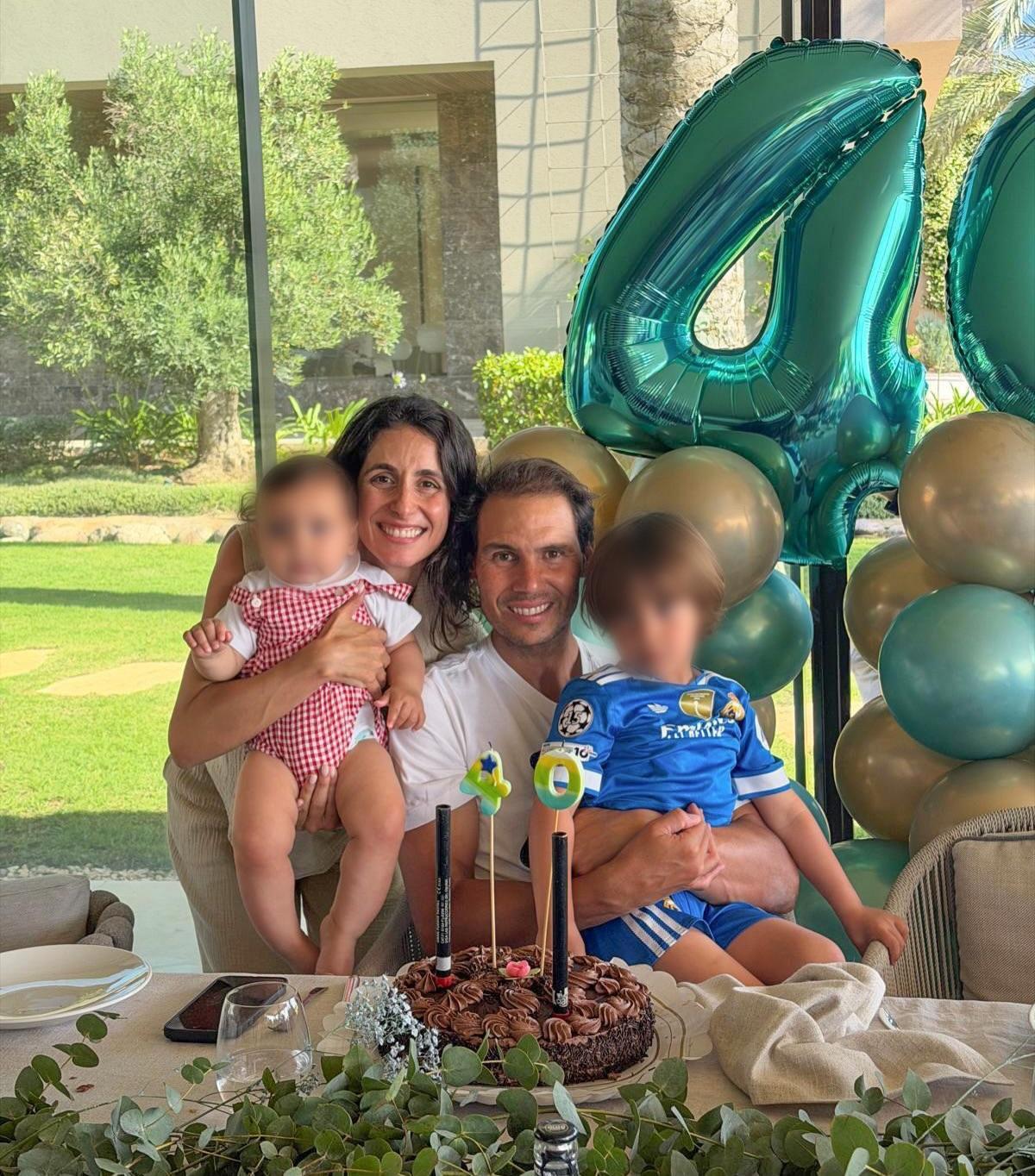 Rafa Nadal con su mujer e hijos