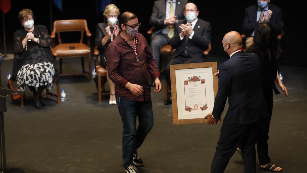 Entrega de honores y distinciones de Gijón en el teatro Jovellanos