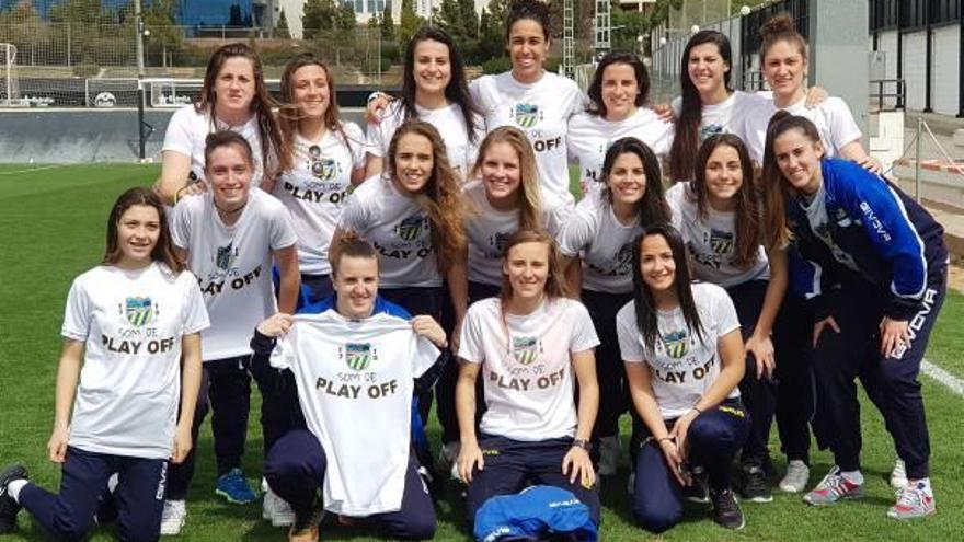 La plantilla del Sporting Plaza Argel posa con camisetas conmemorativas del «play-off» de ascenso a la Liga Iberdrola.