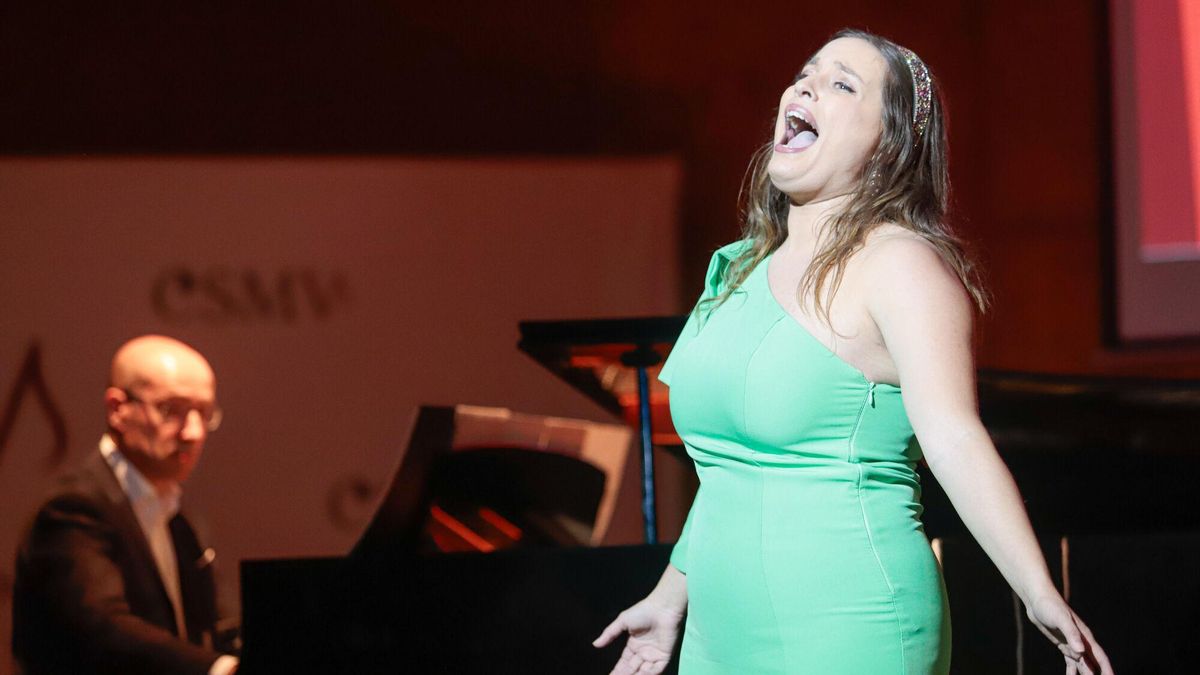 Actuación de la soprano Beatriz Arenas, acompañada por el pianista Carlos E. Pérez