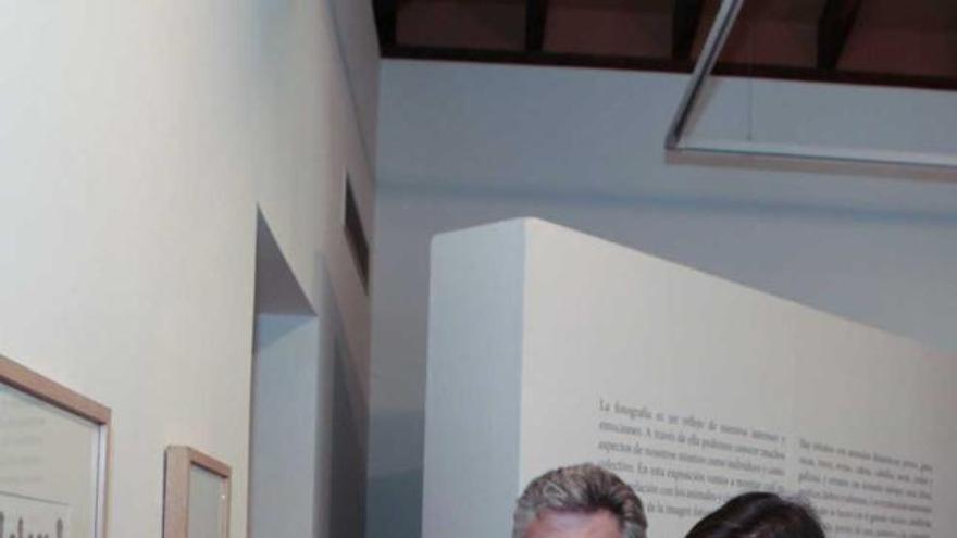 Carmen Moriyón, ayer, en el Muséu del Pueblu d&#039;Asturies, junto al concejal de Cultura, Carlos Rubiera.