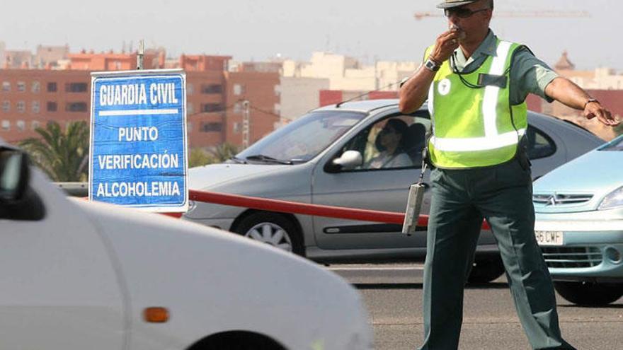 Un guardia civil en una prueba de alcoholemia a conductores.