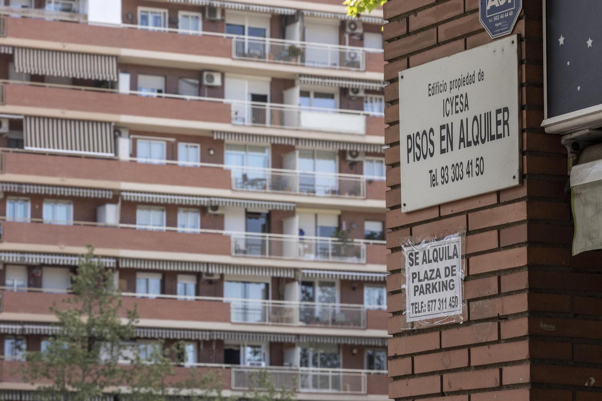 Barcelona 14/04/2023 Ley de la vivienda Cartel con oferta de pisos de alquiler en Sant Martí FOTO de