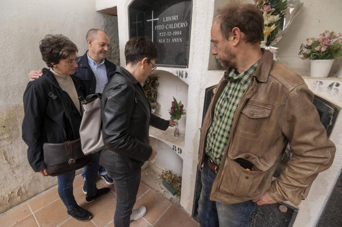 Carles, Sònia y Yolanda Lizana (colocando una flores) y Pere Ventura, el pasado sábado en el Cementerio de Claravalls. Carles, Sònia y Yolanda Lizana (colocando una flores) y Pere Ventura, el pasado sábado en el Cementerio de Claravalls.