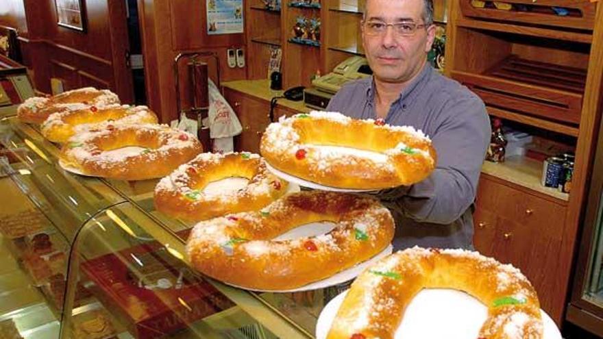 Los roscones fueron los productos más demandados ayer en Arcay´s, Panadería Fernández Puarsa y la confitería Navaza.