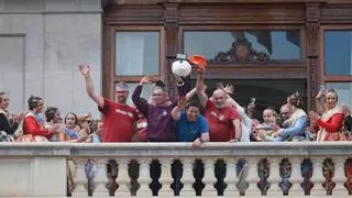 Locura por asistir a la "mascletà" del Corpus desde el balcón