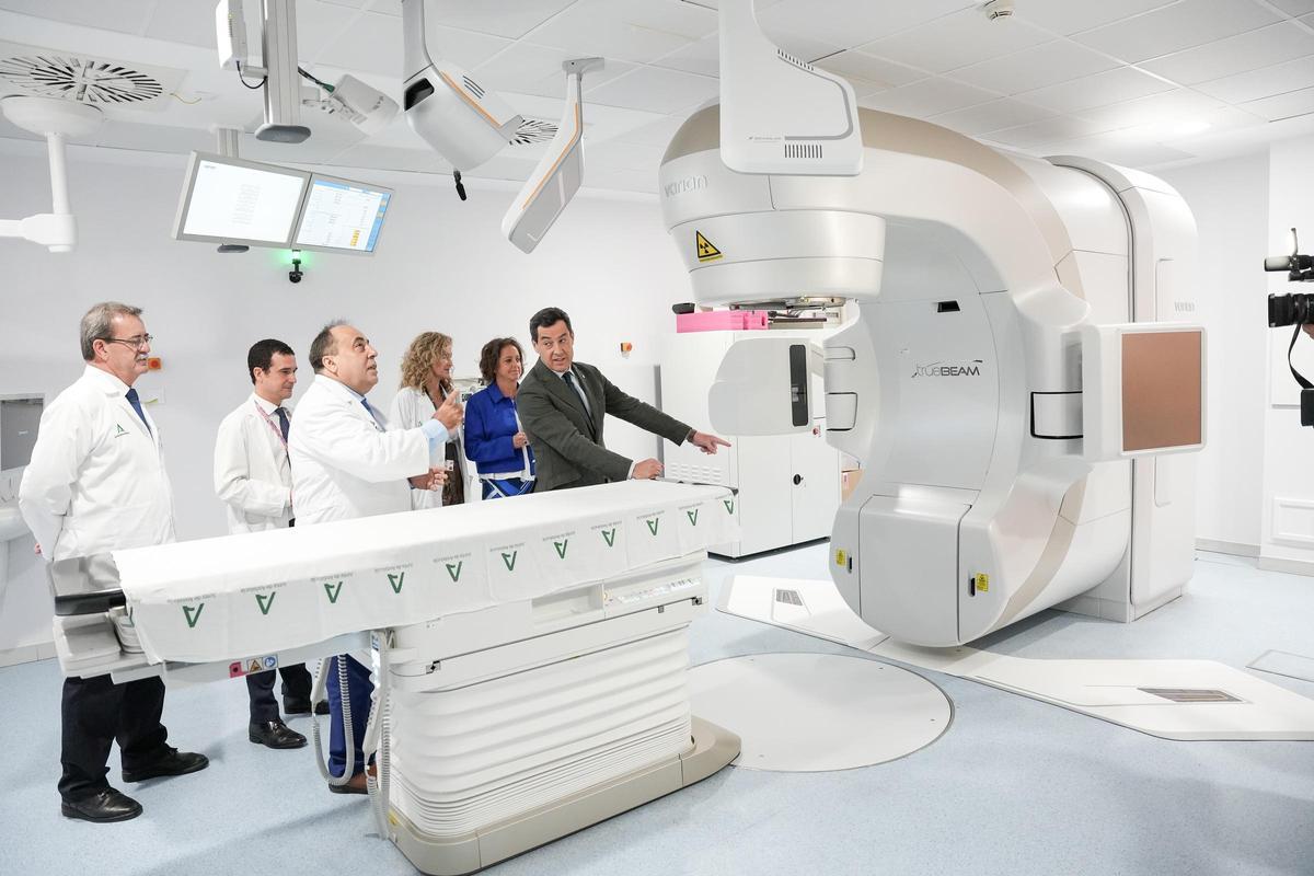 El presidente de la Junta de Andalucía, Juanma Moreno, en una visita al Hospital Universitario Virgen del Rocío.
