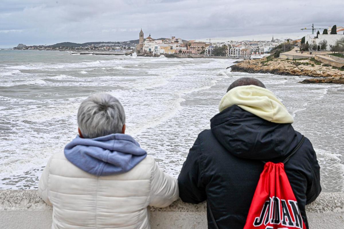 La playa de Sant Sebastià, en Sitges, afectada por el temporal de mar