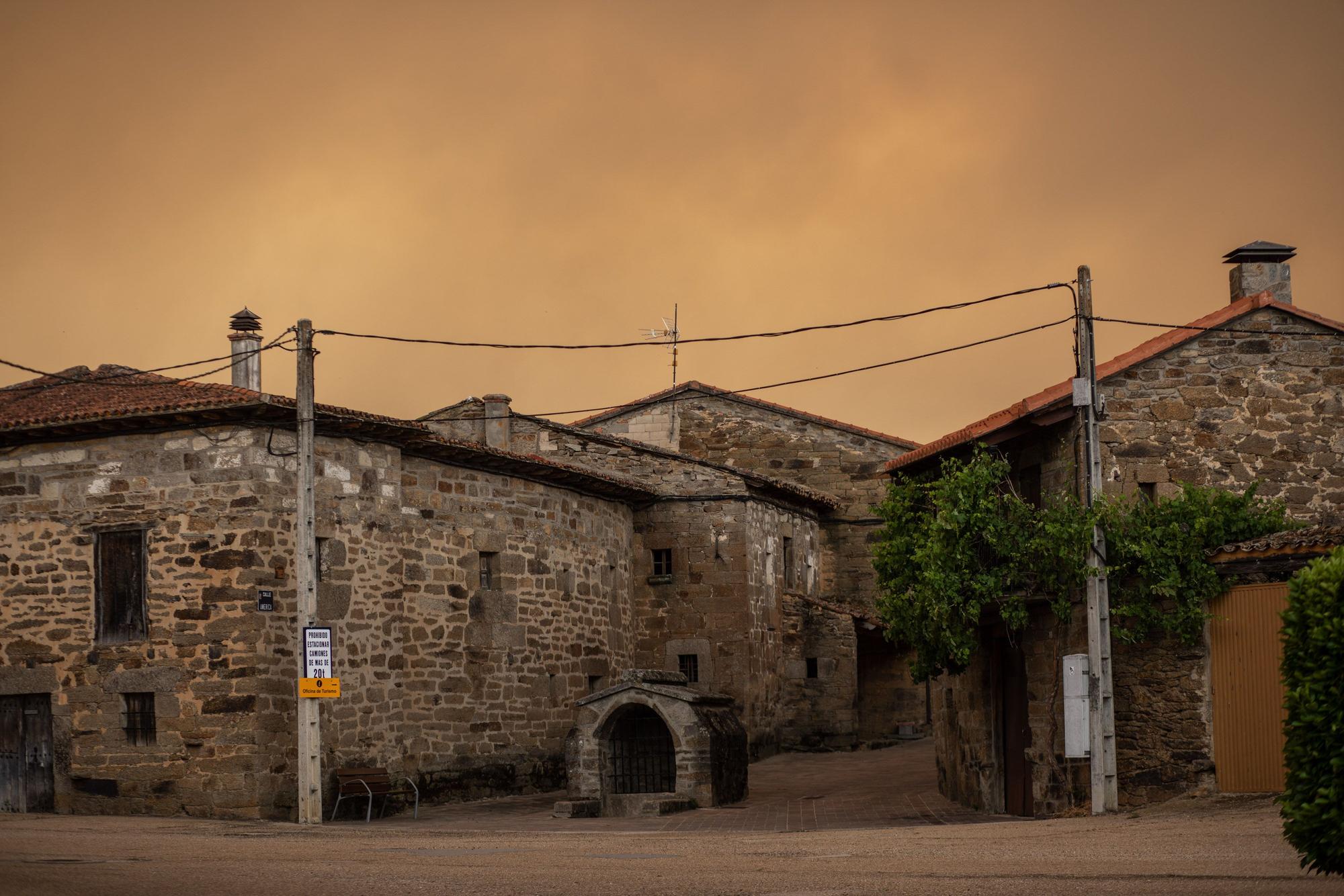 Incendio en la Sierra de la Culebra. En la imagen, el pueblo de Villardeciervos evacuado.