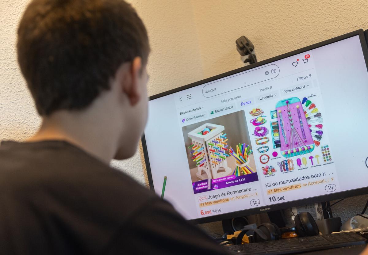 Una persona realiza una búsqueda en Shein, a 2 de diciembre de 2025, en Madrid (España).