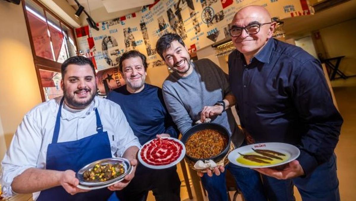 Carlos Allué, José Varela, Joan Manubens y Joan Cales Ninou, con varios platos de Galante.