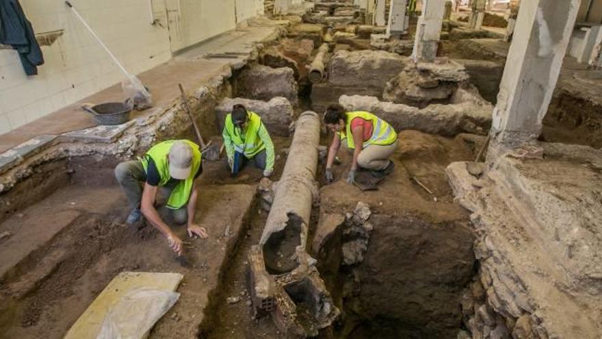 El interior del Mercado Central durante las excavaciones que se han realizado para estudiar la presencia de restos arqueológicos bajo el inmueble.