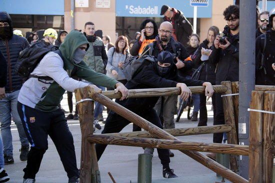 Aldarulls a la manifestació antifeixista contra l'acte de SCC a Girona