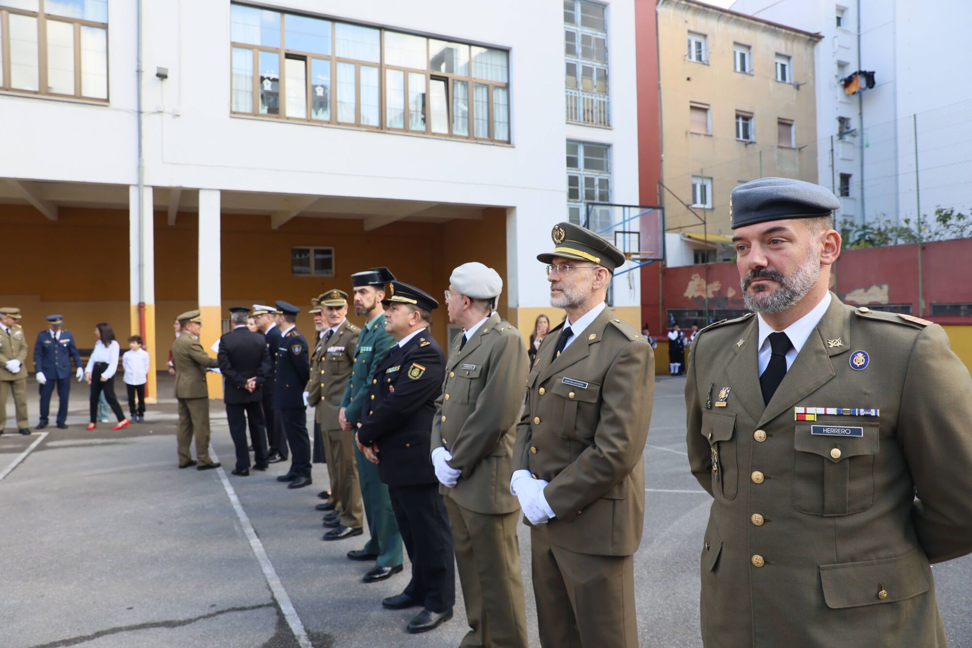 Escuelas Blancas. Acto de izado de la bandera con asistencia del delegado de Defensa y representantes de la Guardia Civil, la Policía Nacional y la Municipal, entre otros