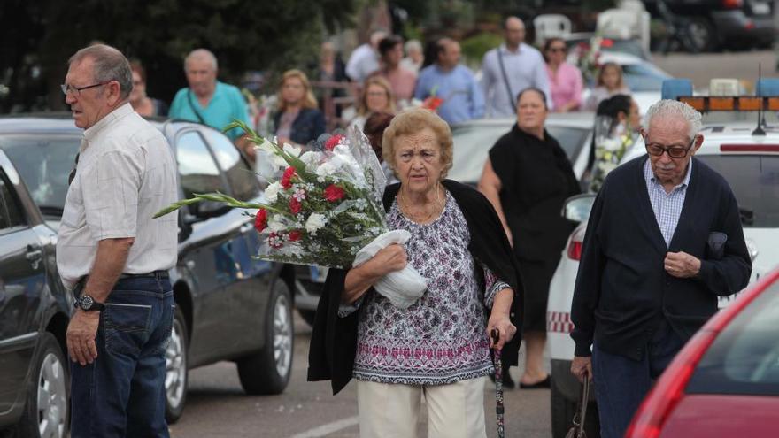 El cementerio de Los Remedios se llena de homenajes a los difuntos