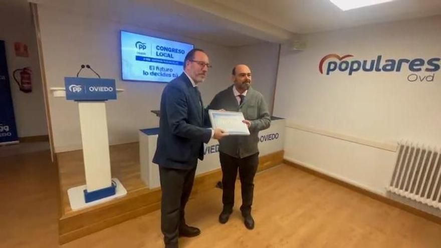 Mario Arias entrega 557 avales para presidir el PP de Oviedo