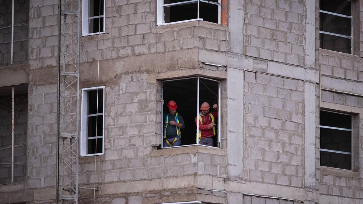 Dos obreros en el interior de una vivienda en construcción en Canarias.