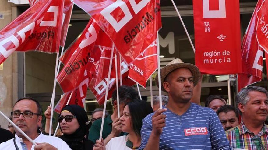 Protesta de los sindicados ante la sede de la patronal para reclamar subidas salariales.