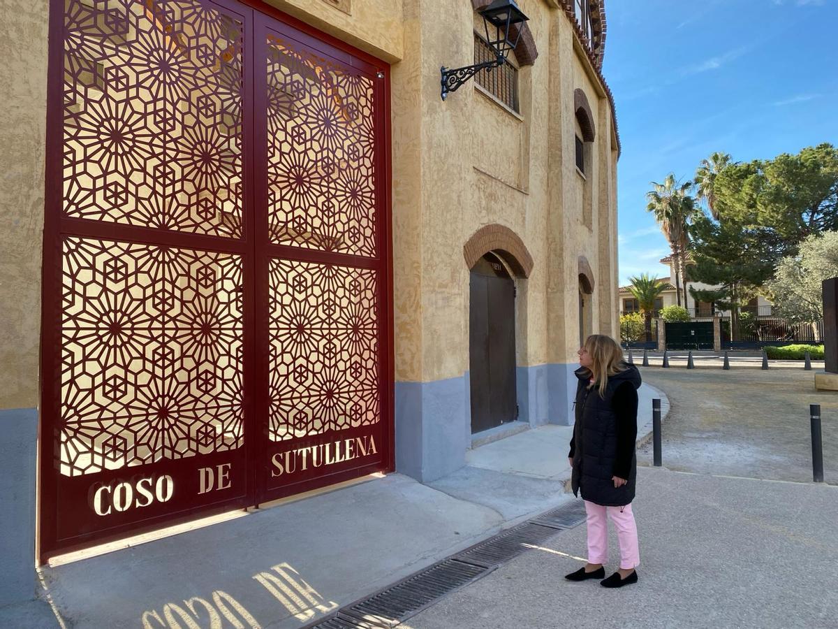 Nines Mazuecos ante la puerta principal del Coso de Sutullena.