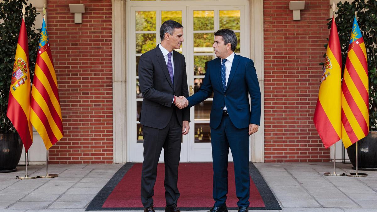 Pedro Sánchez y Carlos Mazón se saludan antes de la reunión del viernes.