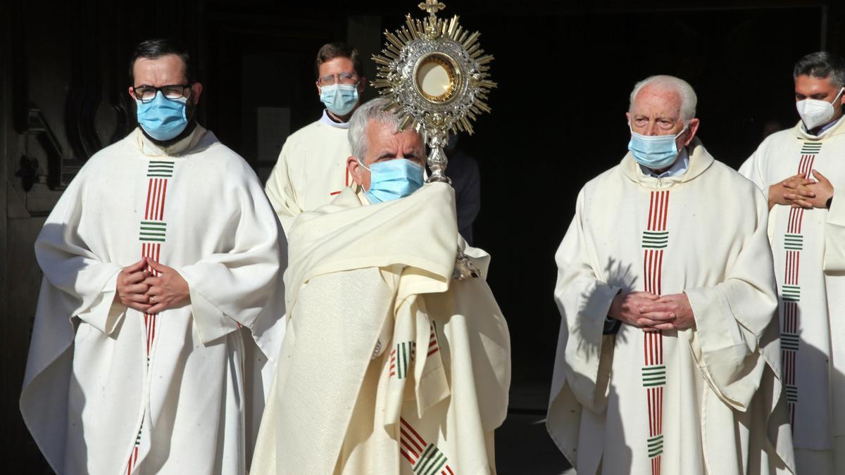 Ponteareas recupera sus alfombras de Corpus adaptándose al COVID