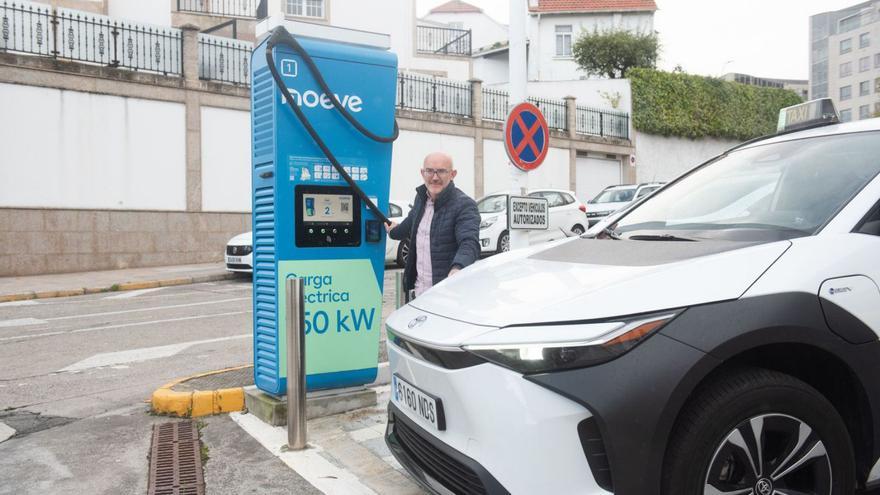 Manuel Calviño carga su vehículo en uno de los puntos habilitados. |  Casteleiro