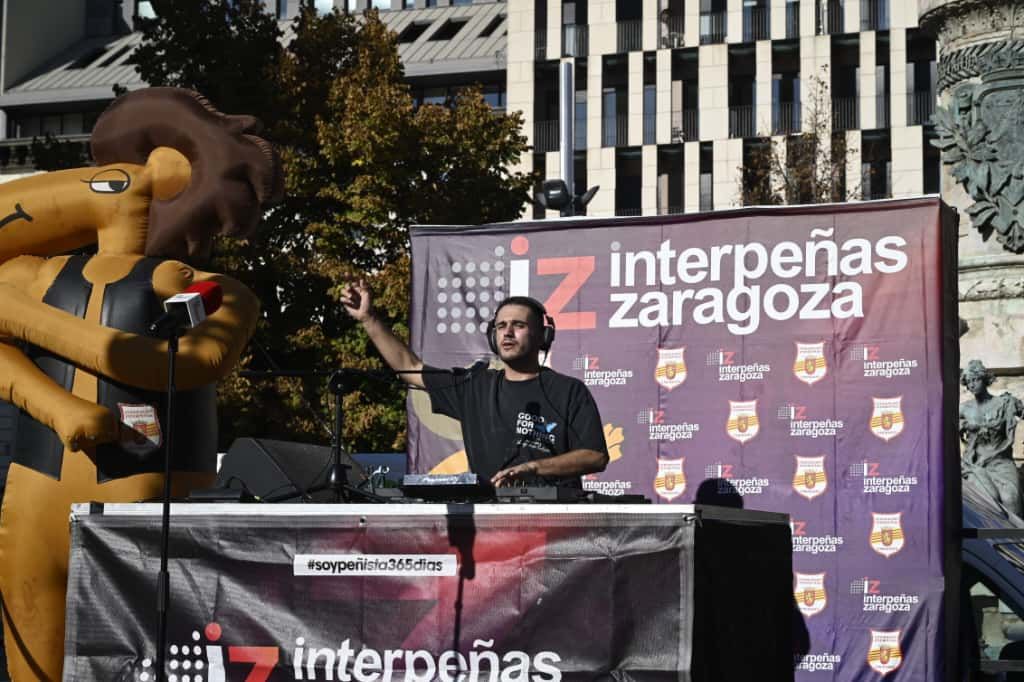 En imágenes | Primer día de las Fiestas del Pilar con las peñas y el pregón