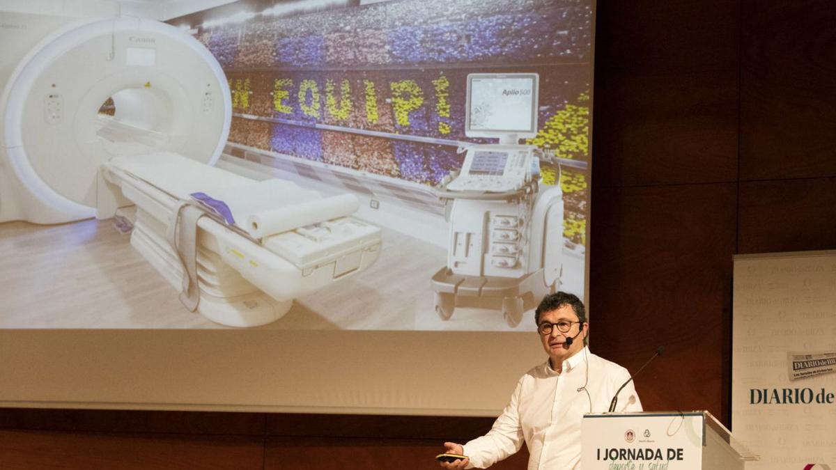 Ricard Pruna ante una imagen de la tecnología medica con la que cuenta el Barça.