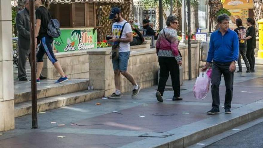 Aleluyas que quedaban sin recoger ayer en la zona de la Glorieta, sobre las doce horas.