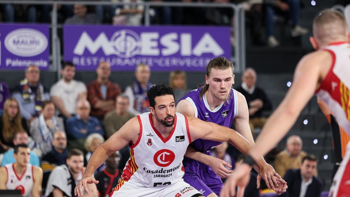 Watt inicia la disputa por un rebote con Haarms, pívot del Palencia, durante el choque del pasado domingo.