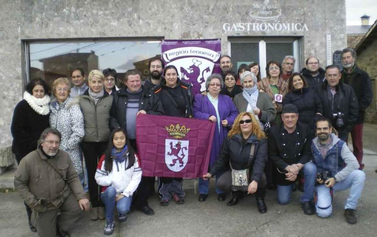Participantes en el encuentro gastronómico entre las asociaciones leonesa y de Rionegro del Puente.