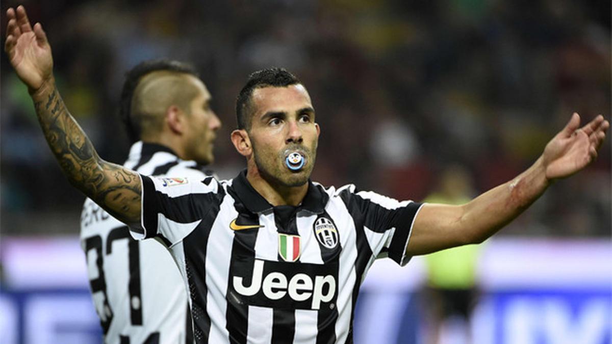 Carlos Tévez celebra el gol de la victoria