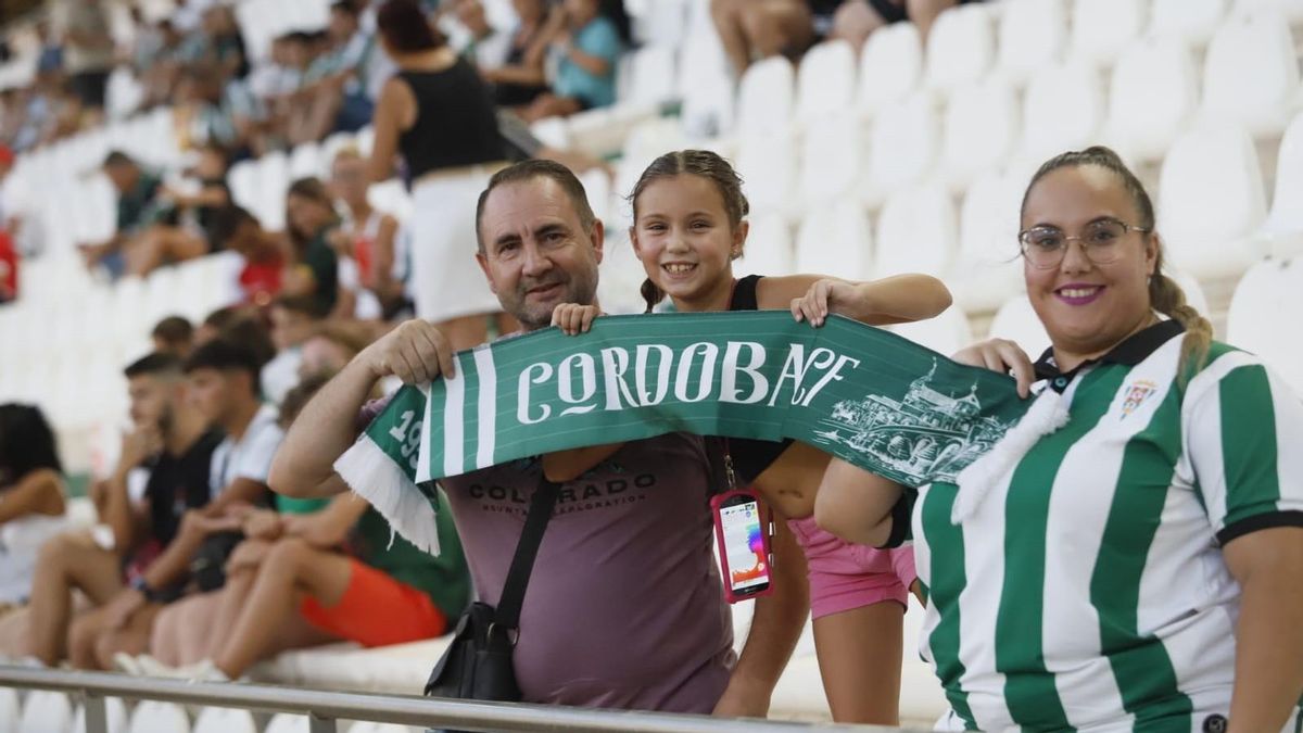 Aficionados blanquiverdes en El Arcángel durante el partido ante el Mérida.