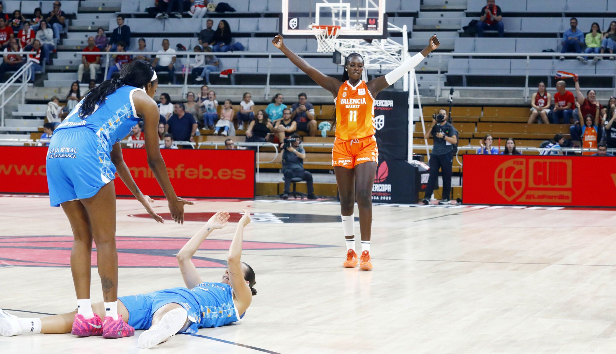 En imágenes | Gran ambiente en las gradas del Palacio de los Deportes de Huesca en las semifinales de la Supercopa femenina de baloncesto