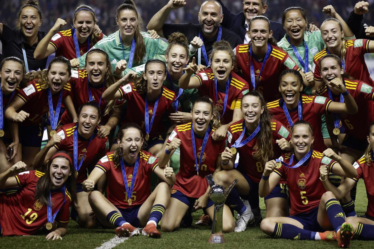 AMDEP6021. SAN JOSÉ (COSTA RICA), 28/08/2022.- Jugadoras de España celebran con el trofeo al ganar la Copa Mundial Femenina Sub-20 luego de vencer a Japón hoy, en el estadio Nacional en San José (Costa Rica). EFE/Jeffrey Arguedas