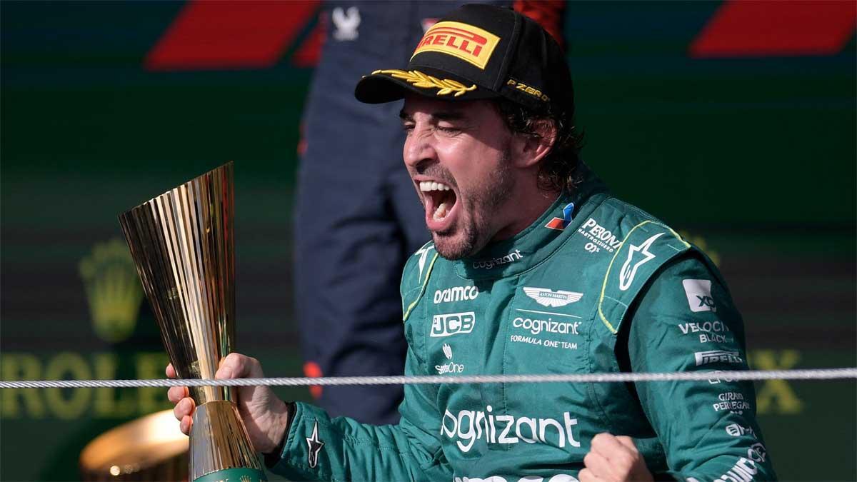 Alonso, eufórico en el podio de Interlagos