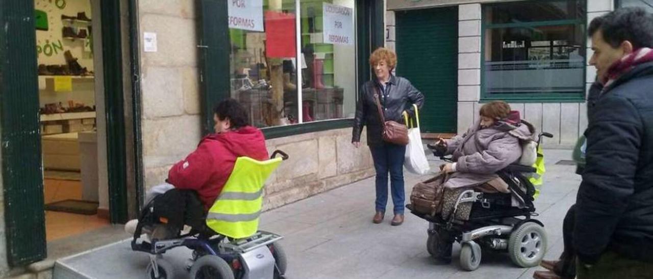 La concejala de Mobilidade, Lourdes Rial, acompaña a personas con discapacidad a visitar locales. // G.N.